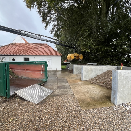 Krankørsel med grab til levering af materialer i Fjerritslev.