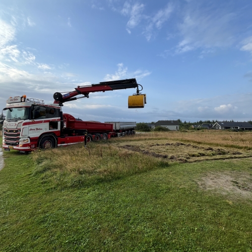 Krankørsel med grab fra græsplæne i Fjerritslev.