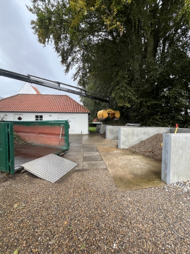 Krankørsel med grab til levering af materialer i Fjerritslev.