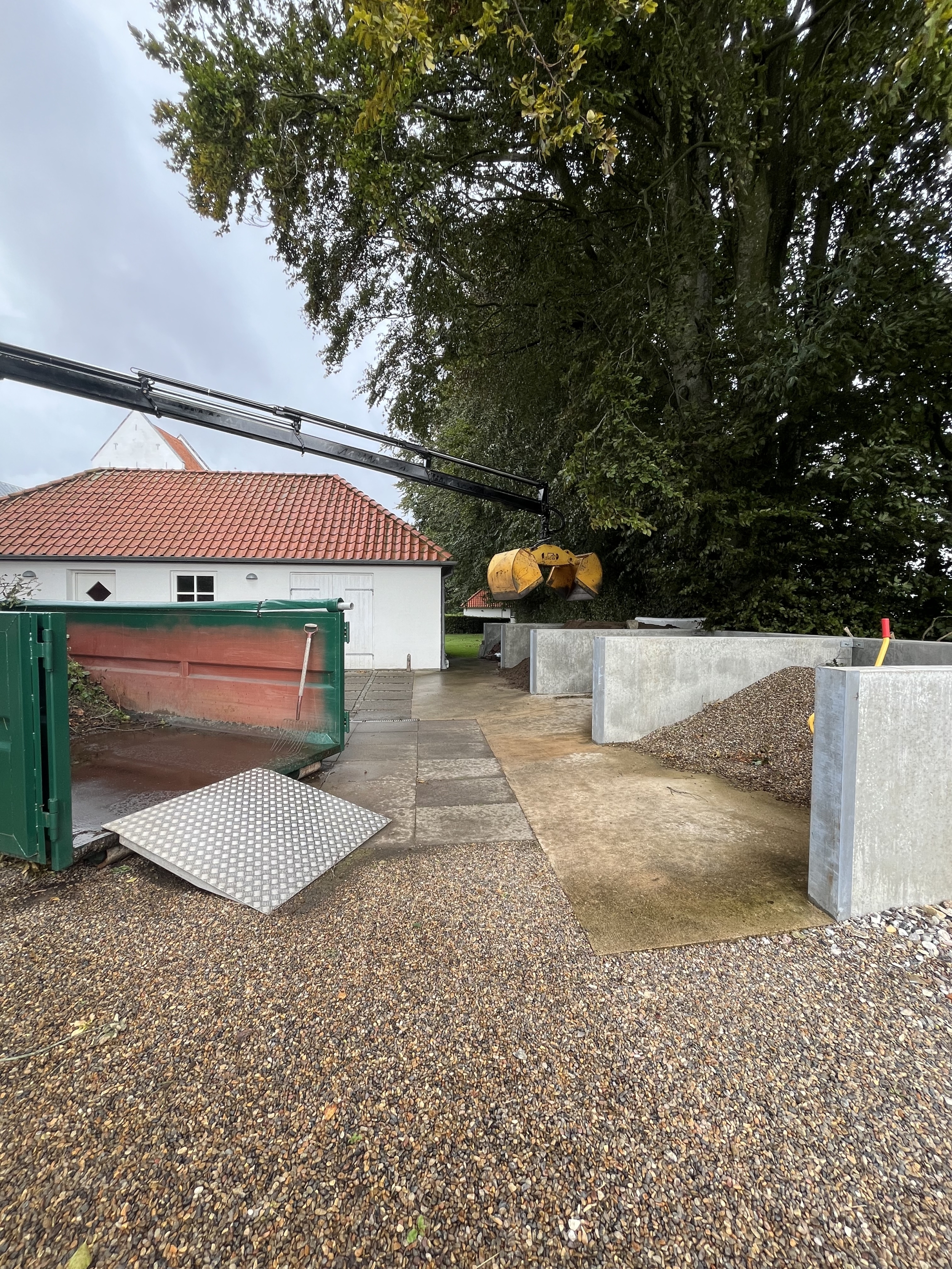 Krankørsel med grab til levering af materialer i Fjerritslev.